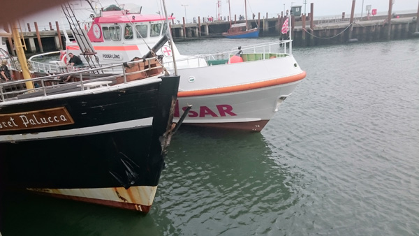 Vier Verletzte: Ausflugsschiff kollidiert im Hafen von List auf Sylt mit Hafenmauer