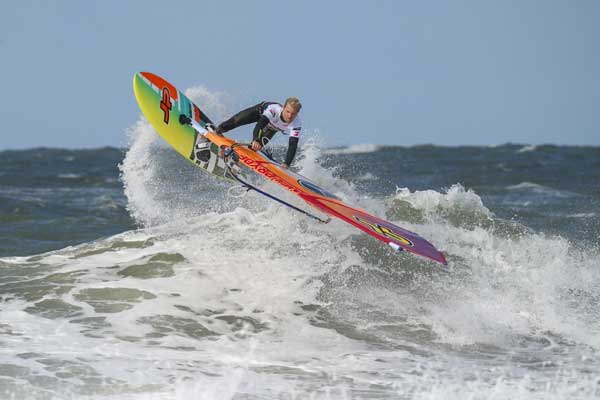 Windsurf World Cup Sylt  – Das erste Wind-Foil Rennen gewann Alexandre Cousin