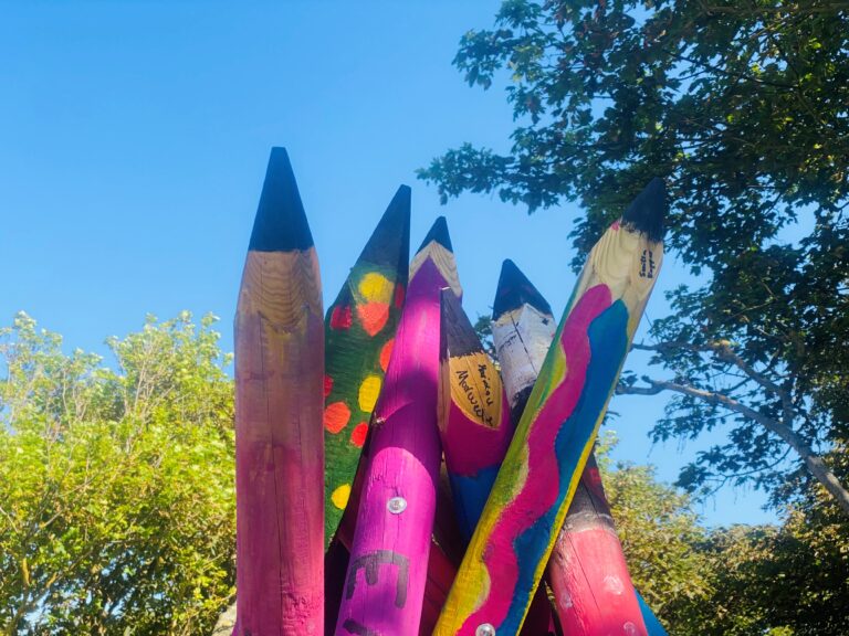 Bunter Hingucker im Rathauspark Westerland – Sylter Kids gestalten Skulpturenprojekt