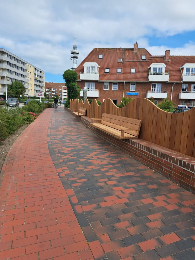 Neue Absturzsicherung verbindet Sicherheit und Aufenthaltsqualität am Parkplatz Pieten
