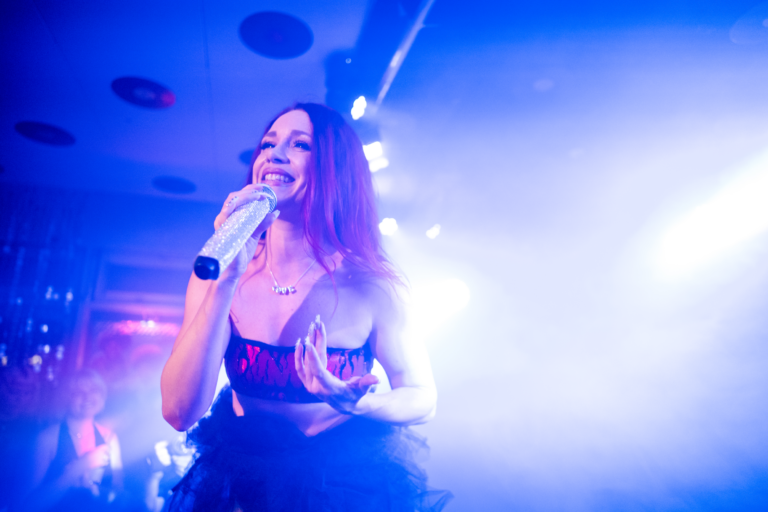 Nächstes Open-Air-Konzert im Rathauspark: Julia McCallion heizt ein