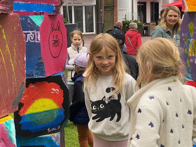 Junge Künstler gestalten die Neue Mitte in Westerland mit drei bunten Kunstsäulen